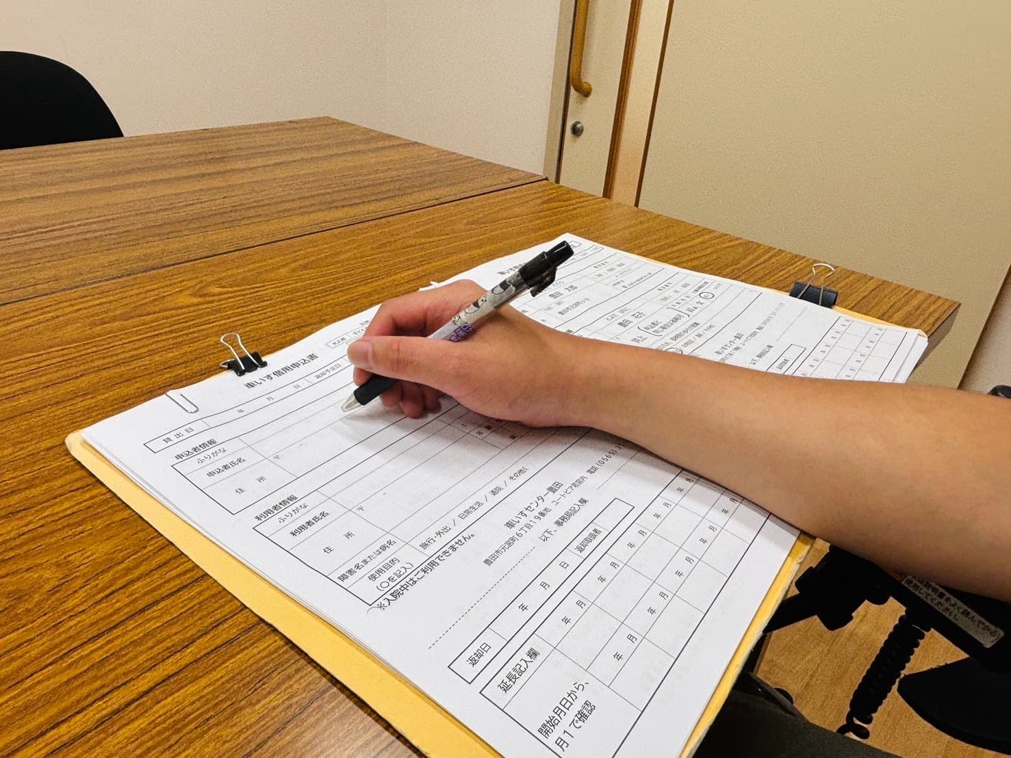 平日の9時～17時に、センターへお越しください。<br />センターにて貸出申込書のご記入をお願いします。