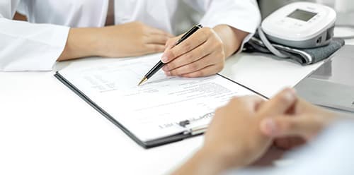 市役所の手続きが完了すると、ご自宅へ新しい福祉サービスを利用するための「受給者証（ももいろ）」が届きます。